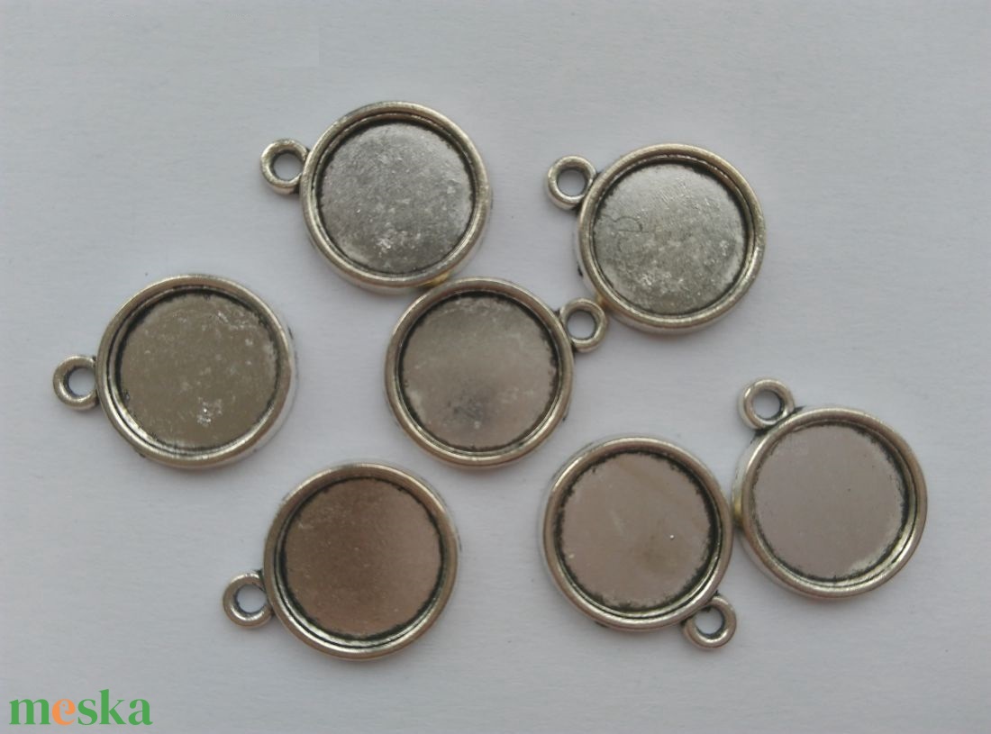 Ragasztható fém alap 12mm-es lencséhez - 10 db / csomag - antik ezüst szín - kellékek & szerszámok - gyöngyfűzés kellékek - egyéb alkatrész - Meska.hu Ragasztható fém alap 12mm-es lencséhez - 10 db / csomag - antik ezüst szín - kellékek & szerszámok - gyöngyfűzés kellékek - egyéb alkatrész - Meska.hu