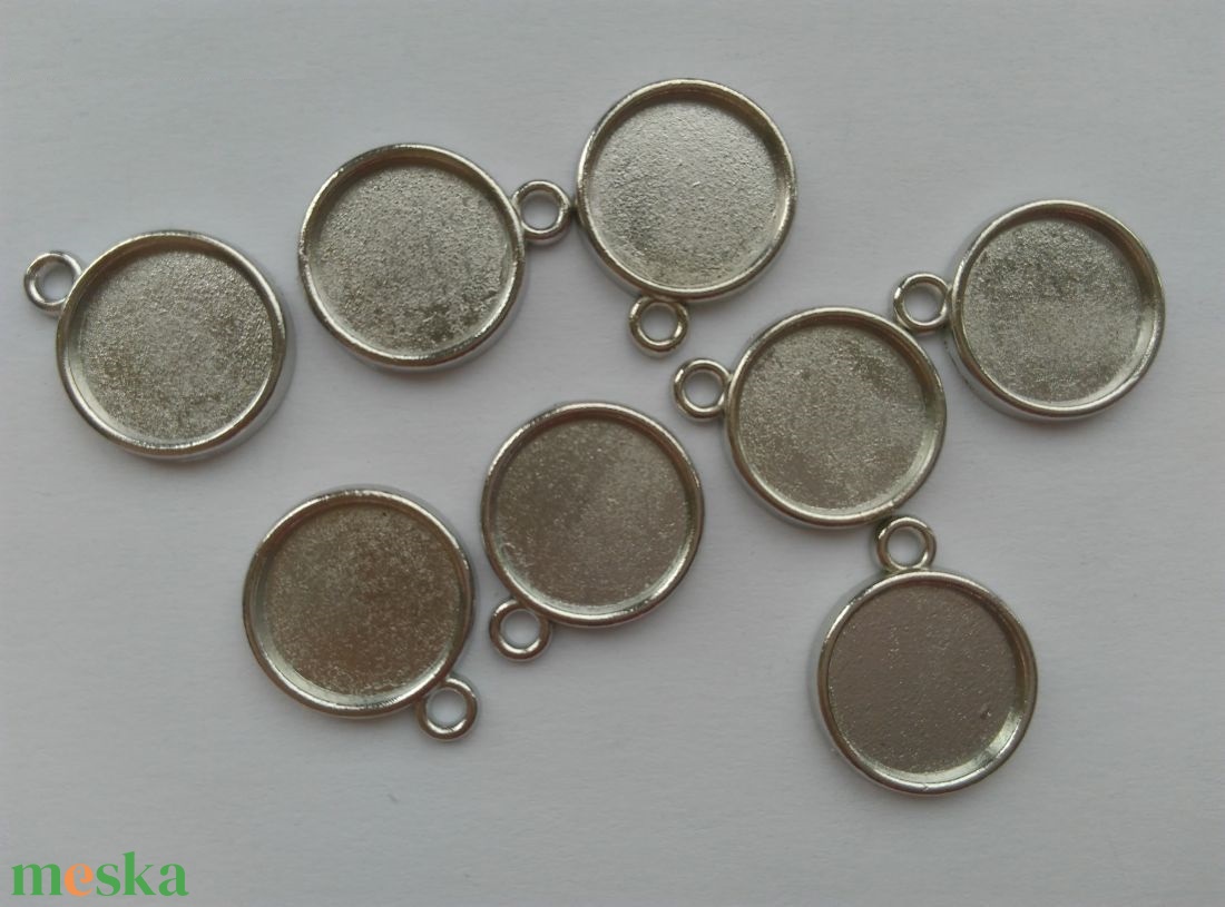 Ragasztható fém alap 12mm-es lencséhez - 10 db / csomag - rhodium szín - kellékek & szerszámok - gyöngyfűzés kellékek - egyéb alkatrész - Meska.hu