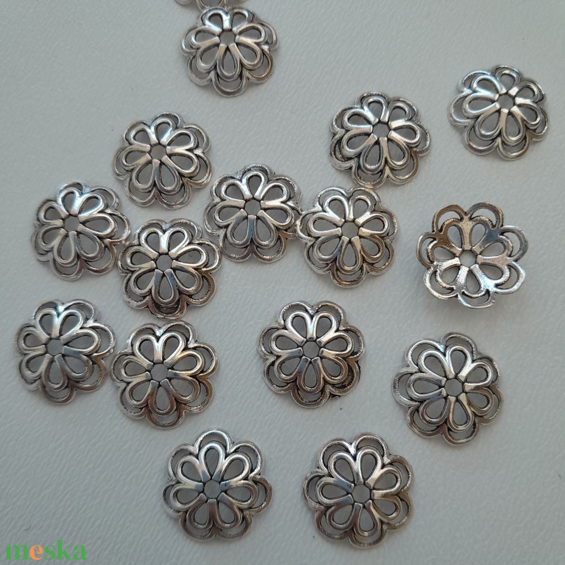 Fém gyöngykupak - 14mm - antik ezüst szín - 20 db / csomag - kellékek & szerszámok - gyöngyfűzés kellékek - gyöngykupak - Meska.hu