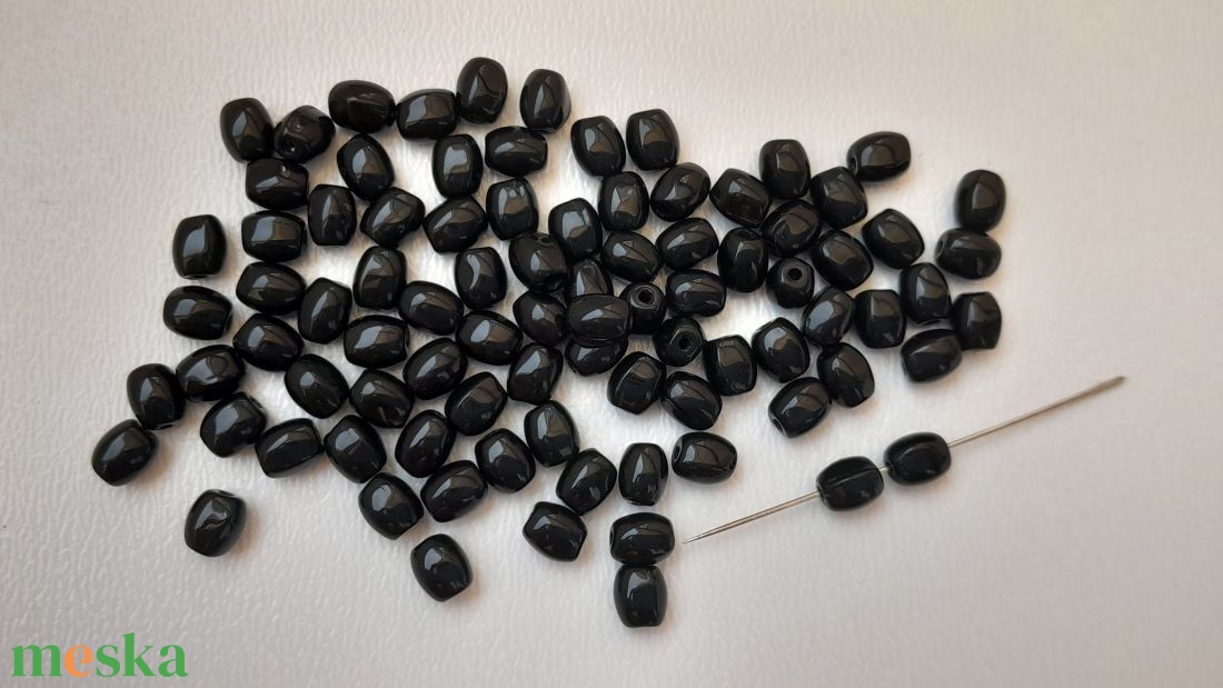 Cseh üveggyöngy csavart formájú - 5x4mm - 90 db / csomag - fekete - kellékek & szerszámok - gyöngyfűzés kellékek - üveggyöngy - Meska.hu Cseh üveggyöngy csavart formájú - 5x4mm - 90 db / csomag - fekete - kellékek & szerszámok - gyöngyfűzés kellékek - üveggyöngy - Meska.hu