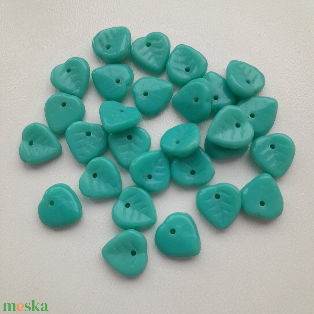Cseh üveggyöngy levél - 9mm - 28 db / csomag - türkizkék - kellékek & szerszámok - gyöngyfűzés kellékek - üveggyöngy - Meska.hu