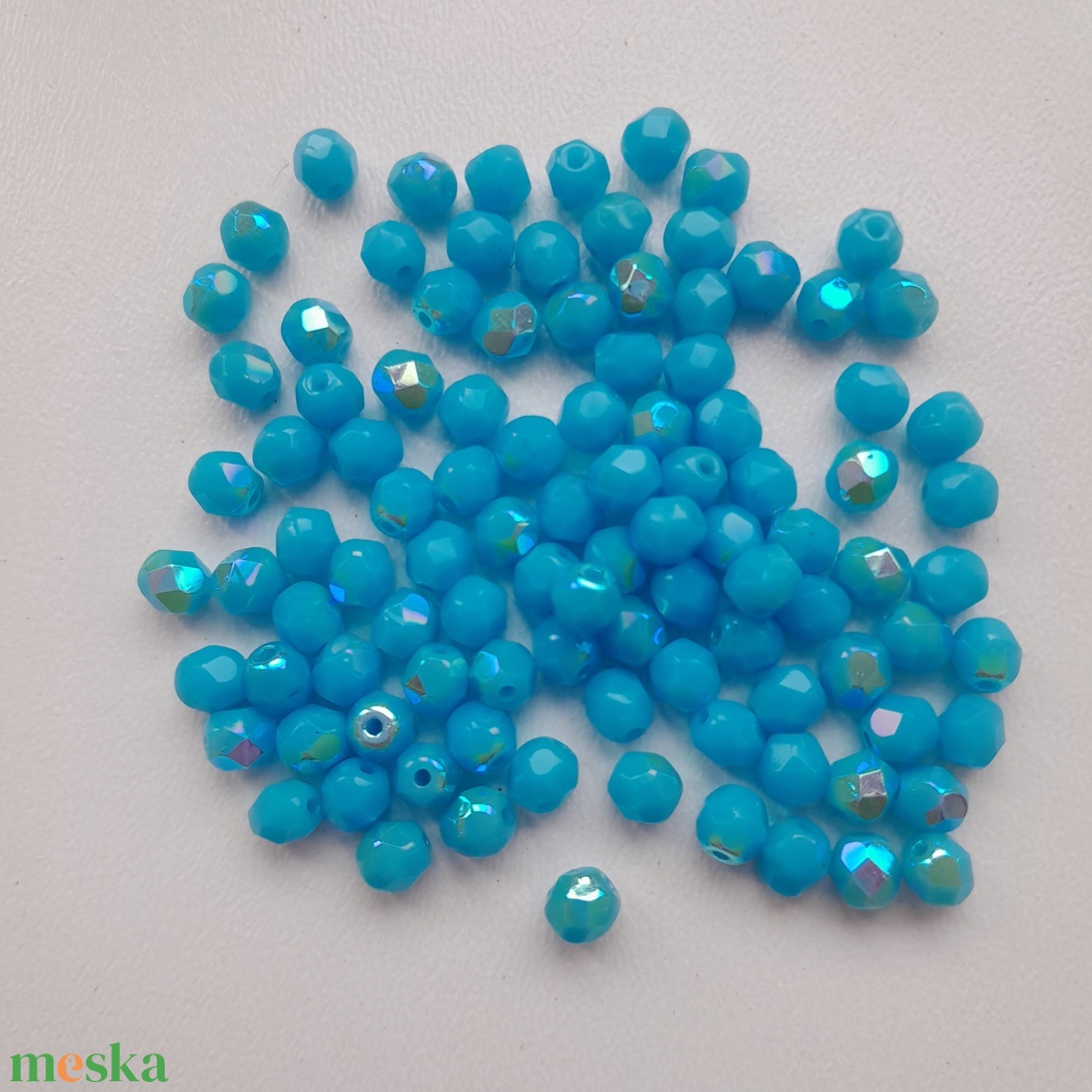 Cseh csiszolt üveggyöngy - 4mm - 100 db / csomag - színjátszós kék - kellékek & szerszámok - gyöngyfűzés kellékek - üveggyöngy - Meska.hu