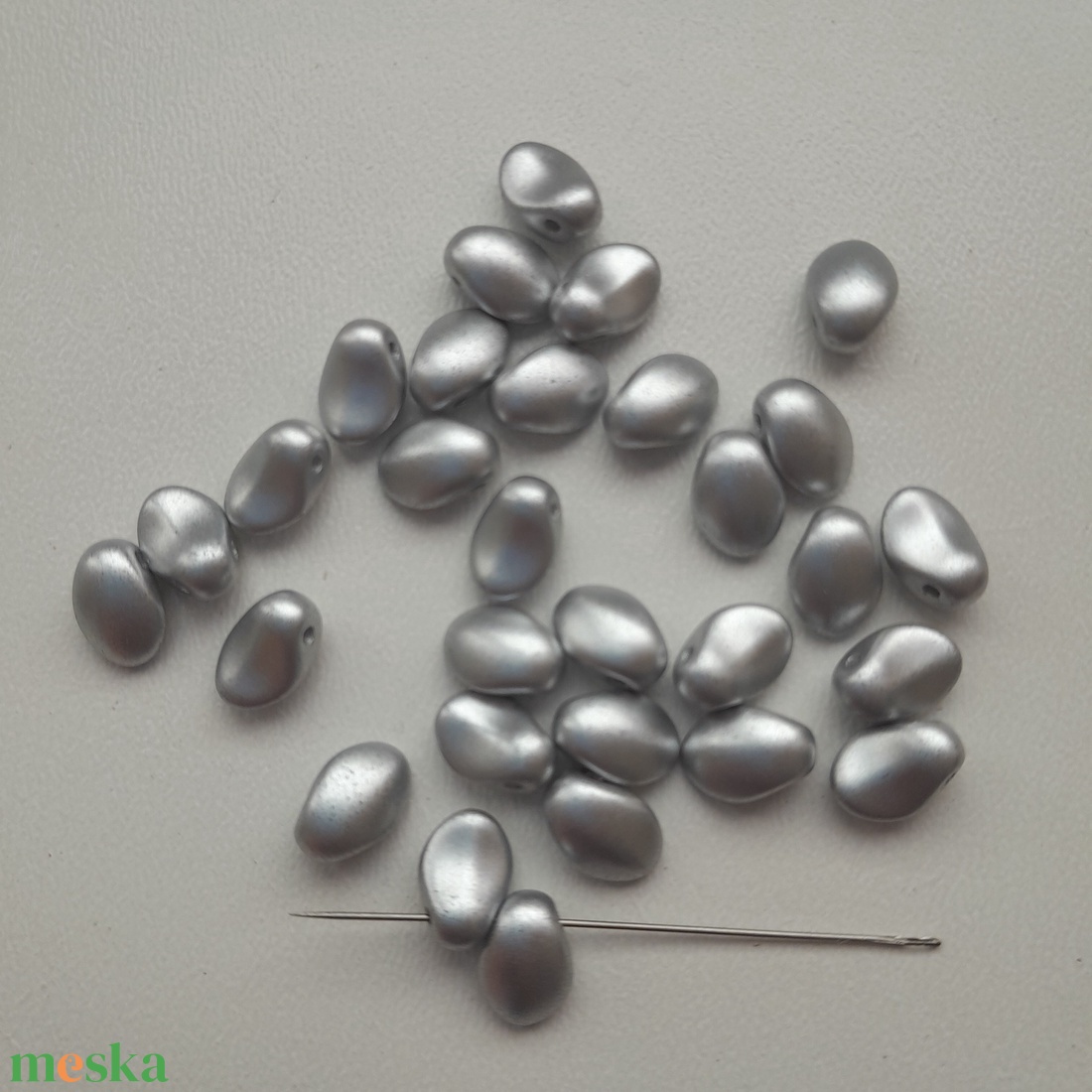 Cseh üveggyöngy - 6x8mm - 30 db / csomag - ezüst - kellékek & szerszámok - gyöngyfűzés kellékek - üveggyöngy - Meska.hu Cseh üveggyöngy - 6x8mm - 30 db / csomag - ezüst - kellékek & szerszámok - gyöngyfűzés kellékek - üveggyöngy - Meska.hu