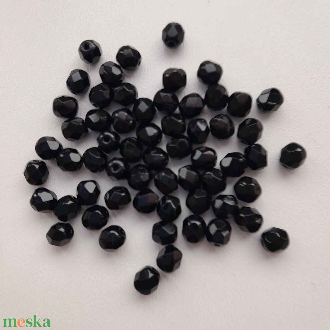 Cseh csiszolt üveggyöngy - 5mm - 60 db / csomag - fekete - kellékek & szerszámok - gyöngyfűzés kellékek - üveggyöngy - Meska.hu