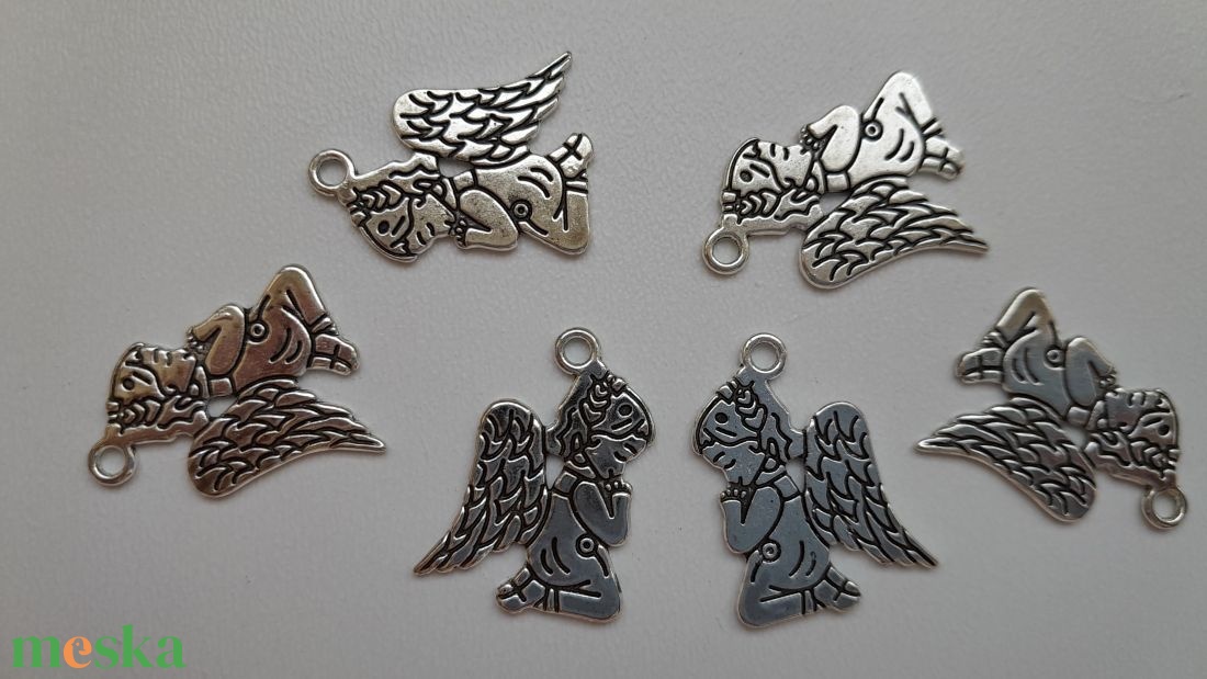 Fém medál - 23x18mm - angyalka - 10 db / csomag - antik ezüst szín - kellékek & szerszámok - ékszerkellék - medál csomag - Meska.hu Fém medál - 23x18mm - angyalka - 10 db / csomag - antik ezüst szín - kellékek & szerszámok - ékszerkellék - medál csomag - Meska.hu