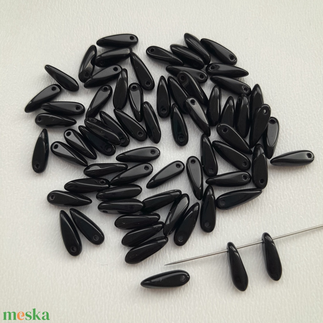 Cseh üveggyöngy - 9x3mm - 60 db / csomag - fekete - kellékek & szerszámok - gyöngyfűzés kellékek - üveggyöngy - Meska.hu Cseh üveggyöngy - 9x3mm - 60 db / csomag - fekete - kellékek & szerszámok - gyöngyfűzés kellékek - üveggyöngy - Meska.hu