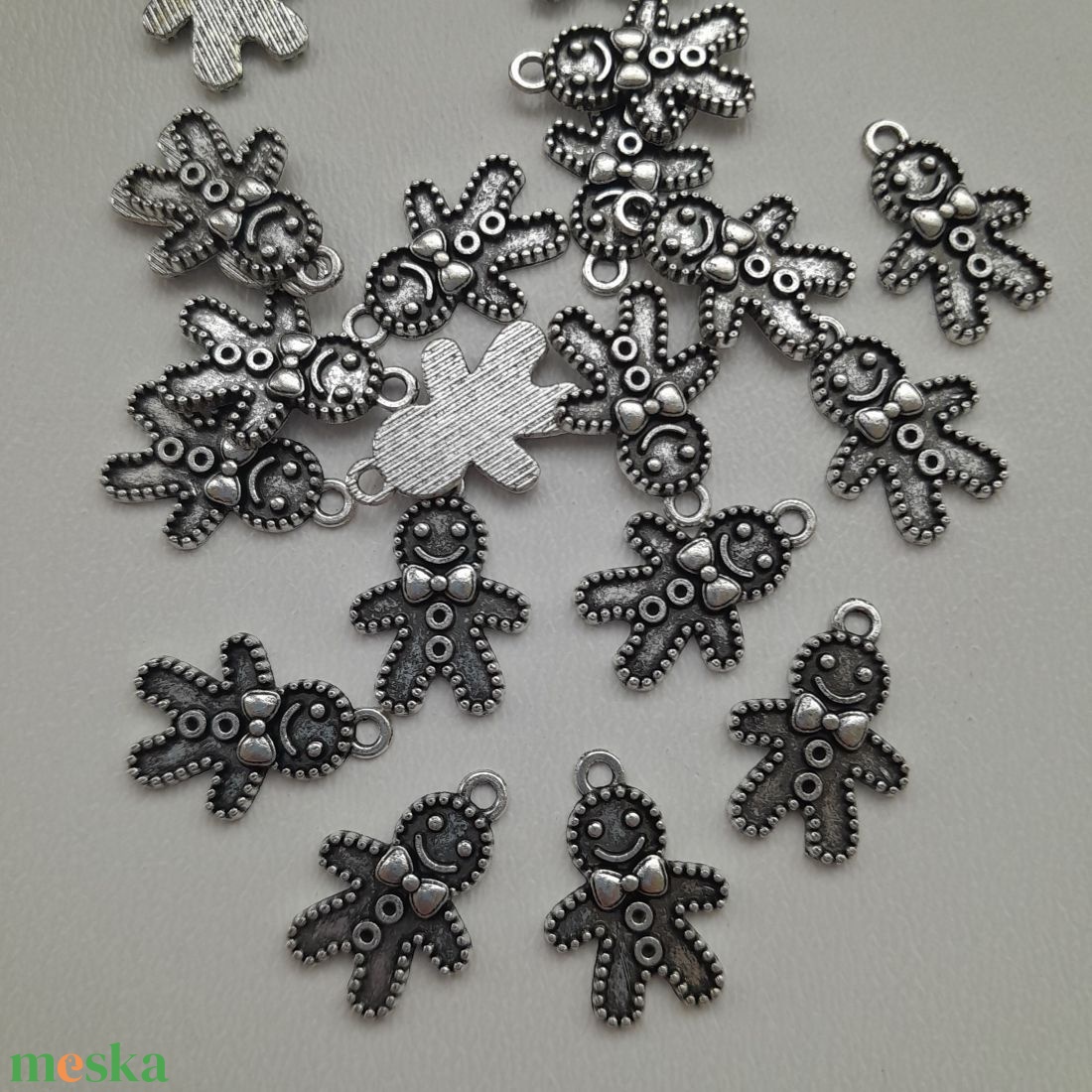 Fém medál - 18x13mm - mézeskalács - 10 db / csomag - antik ezüst szín - kellékek & szerszámok - ékszerkellék - medál csomag - Meska.hu Fém medál - 18x13mm - mézeskalács - 10 db / csomag - antik ezüst szín - kellékek & szerszámok - ékszerkellék - medál csomag - Meska.hu