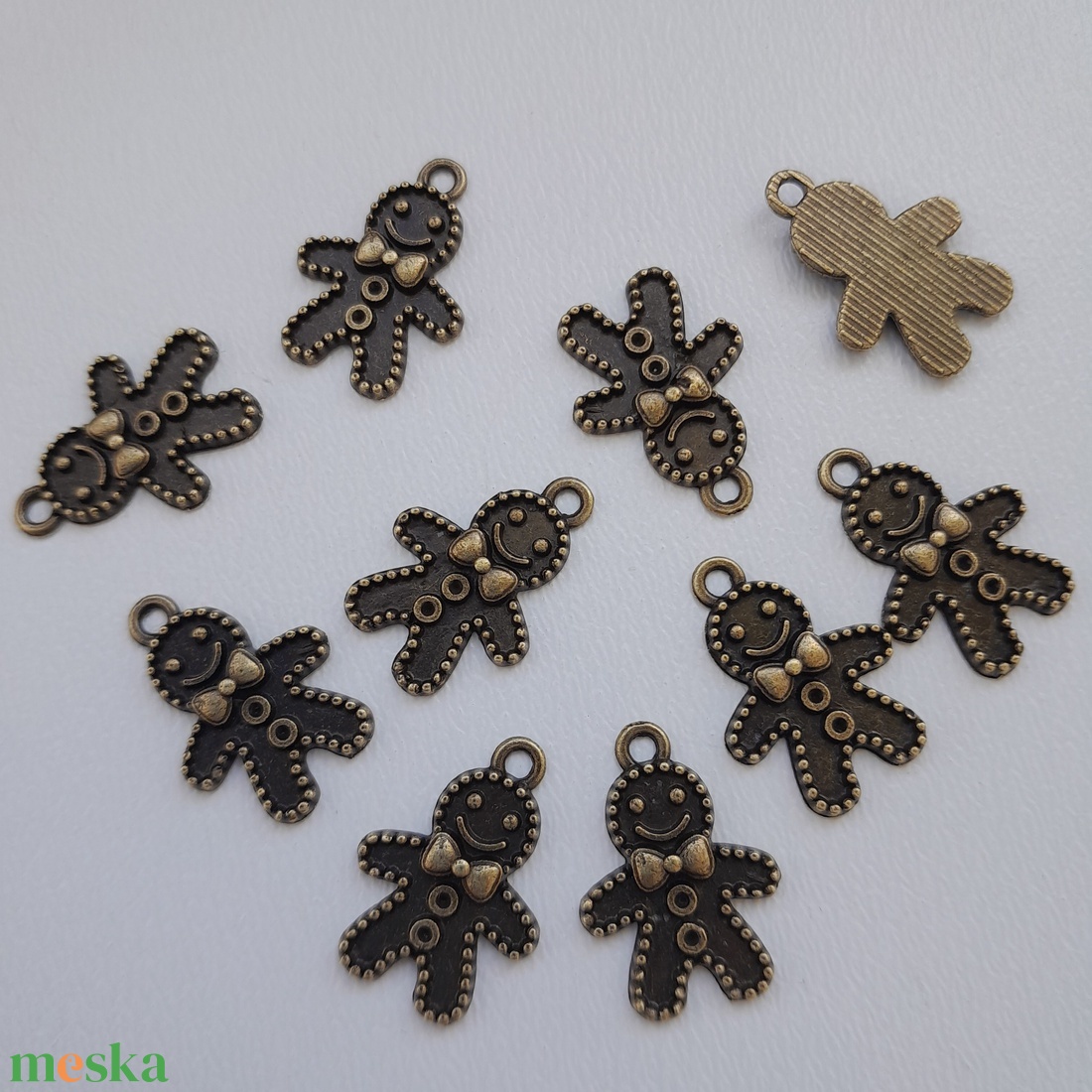 Fém medál - 18x13mm - mézeskalács - 10 db / csomag - sárgaréz szín - kellékek & szerszámok - ékszerkellék - medál csomag - Meska.hu Fém medál - 18x13mm - mézeskalács - 10 db / csomag - sárgaréz szín - kellékek & szerszámok - ékszerkellék - medál csomag - Meska.hu