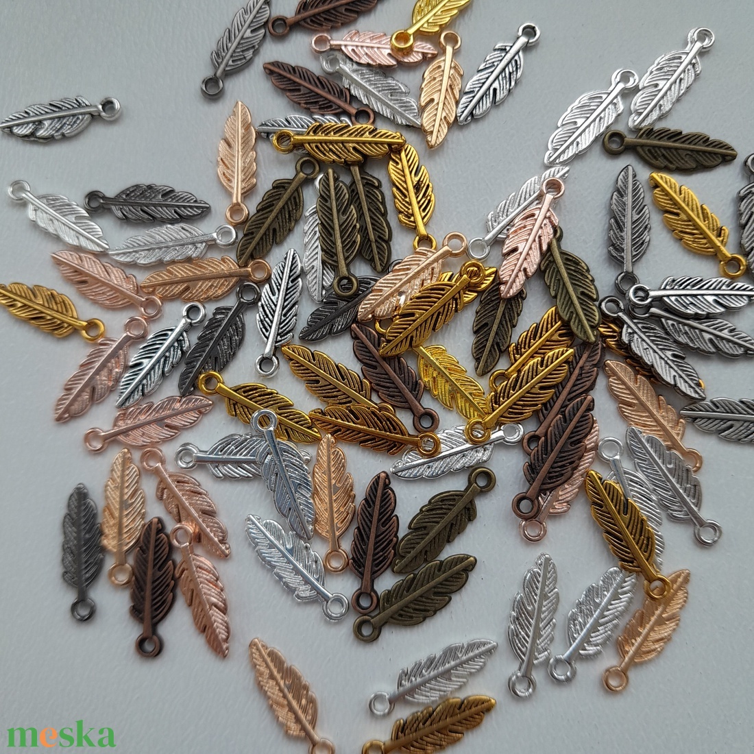 Fém medál - 15x5 mm - levél - vegyes szín - kellékek & szerszámok - gyöngyfűzés kellékek - cabochon - Meska.hu Fém medál - 15x5 mm - levél - vegyes szín - kellékek & szerszámok - gyöngyfűzés kellékek - cabochon - Meska.hu