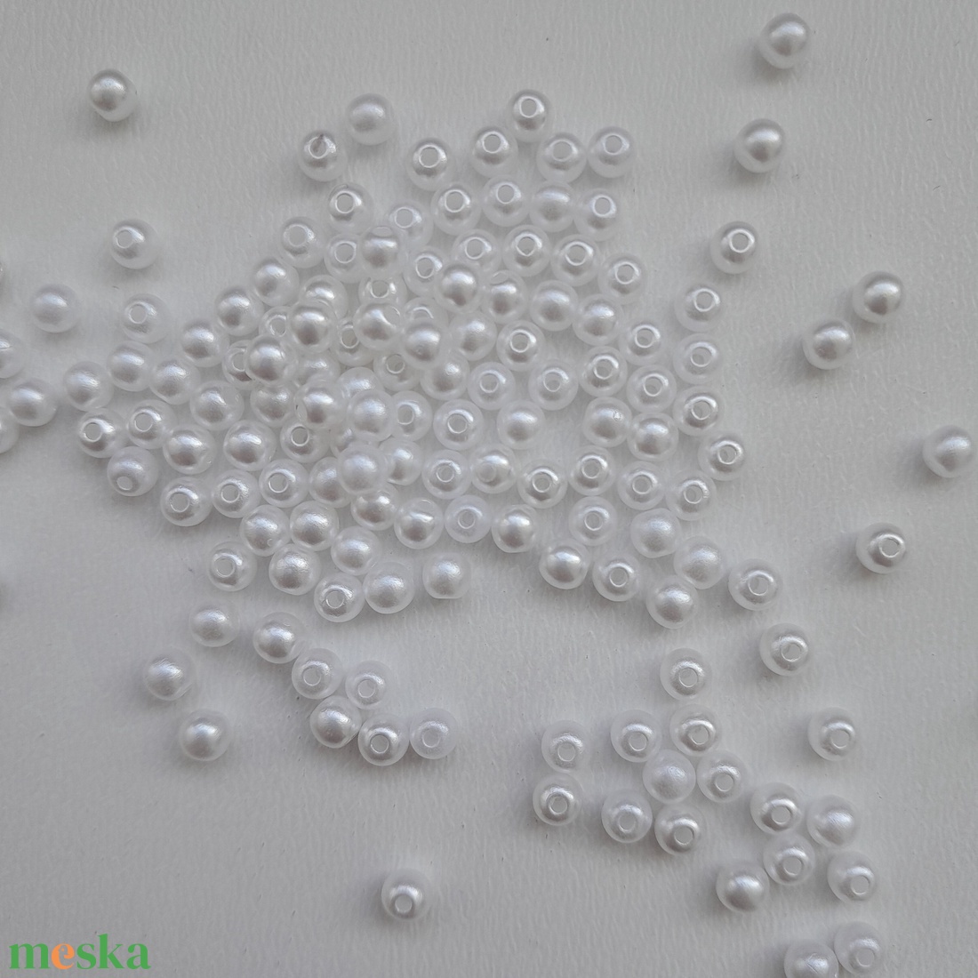 Akrilgyöngy - 4mm - 180 db / csomag - fehér - kellékek & szerszámok - gyöngyfűzés kellékek - fém köztesek - Meska.hu