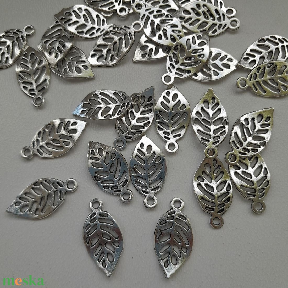 Fém medál - 22x11mm - levél - 10 db / csomag - antik ezüst szín - kellékek & szerszámok - ékszerkellék - medál csomag - Meska.hu Fém medál - 22x11mm - levél - 10 db / csomag - antik ezüst szín - kellékek & szerszámok - ékszerkellék - medál csomag - Meska.hu