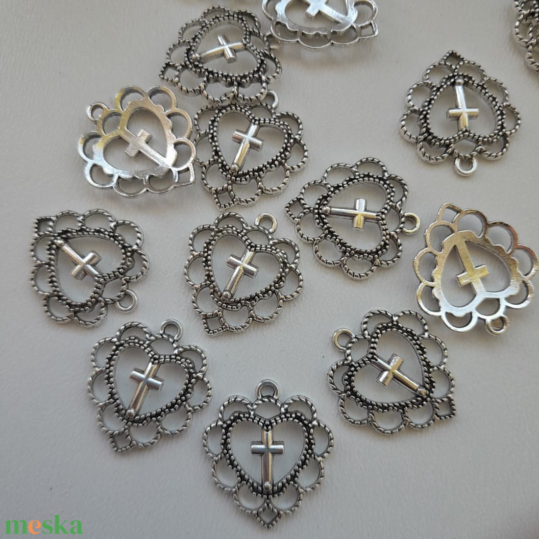 Fém medál - 22x20mm - szív kereszt - 10 db / csomag - antik ezüst szín - kellékek & szerszámok - ékszerkellék - medál csomag - Meska.hu Fém medál - 22x20mm - szív kereszt - 10 db / csomag - antik ezüst szín - kellékek & szerszámok - ékszerkellék - medál csomag - Meska.hu