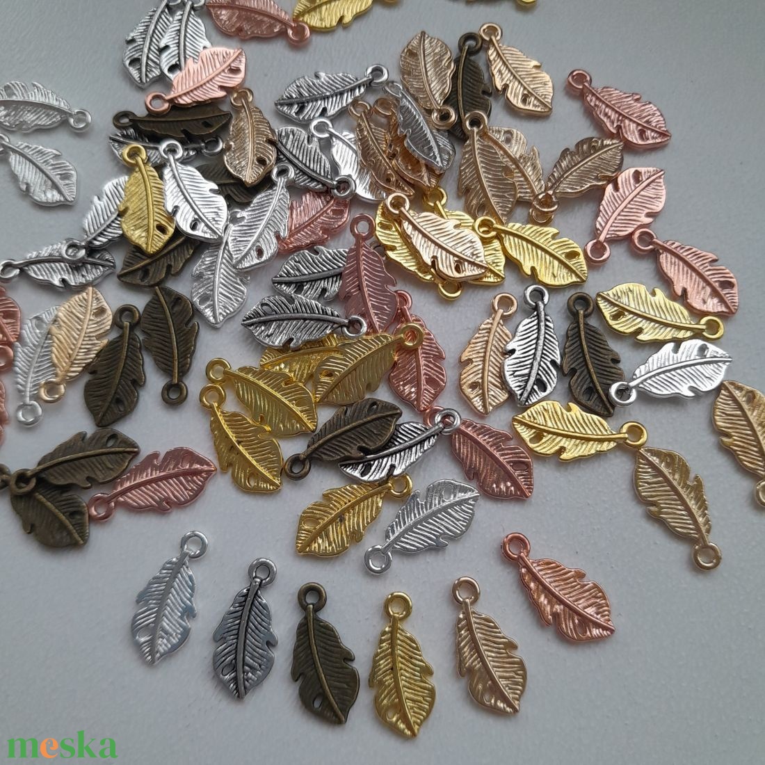Fém medál - 15x7mm - levél - 13 db / csomag - vegyes szín - kellékek & szerszámok - ékszerkellék - medál csomag - Meska.hu