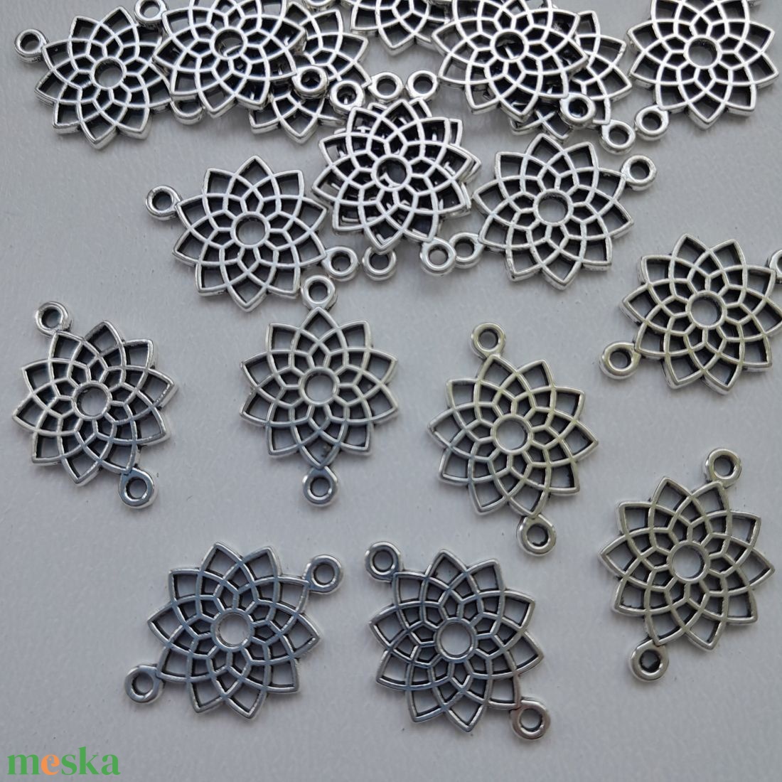 Fém medál, összekötő - 14x20mm - virág - 10 db / csomag - antik ezüst szín - kellékek & szerszámok - ékszerkellék - medál csomag - Meska.hu Fém medál, összekötő - 14x20mm - virág - 10 db / csomag - antik ezüst szín - kellékek & szerszámok - ékszerkellék - medál csomag - Meska.hu