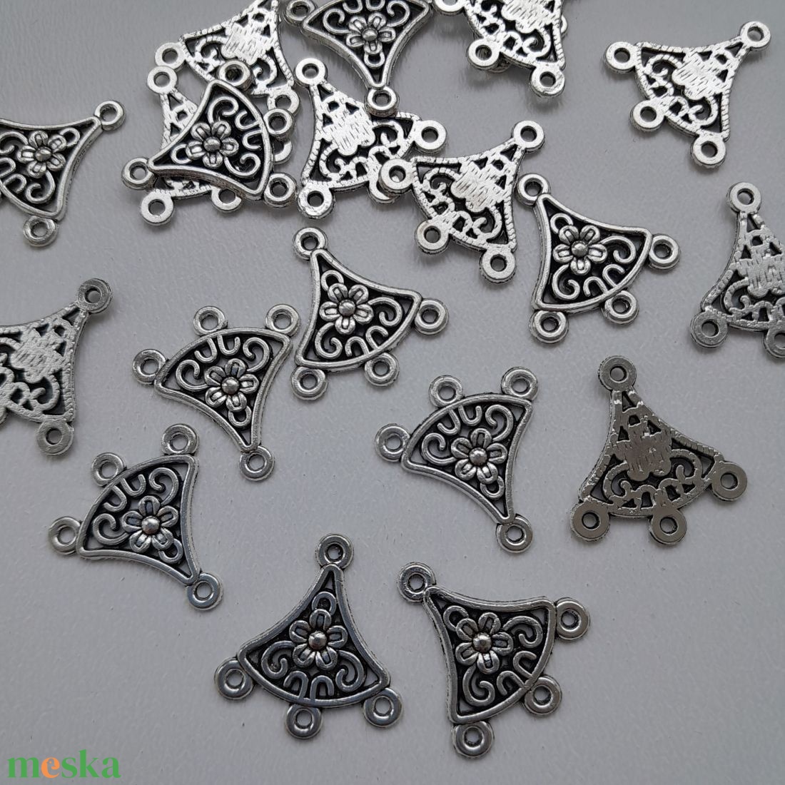 Fém fülbevalóalap / medálalap - 20x19mm - antik ezüst szín - 8 db / csomag - kellékek & szerszámok - gyöngyfűzés kellékek - egyéb alkatrész - Meska.hu Fém fülbevalóalap / medálalap - 20x19mm - antik ezüst szín - 8 db / csomag - kellékek & szerszámok - gyöngyfűzés kellékek - egyéb alkatrész - Meska.hu