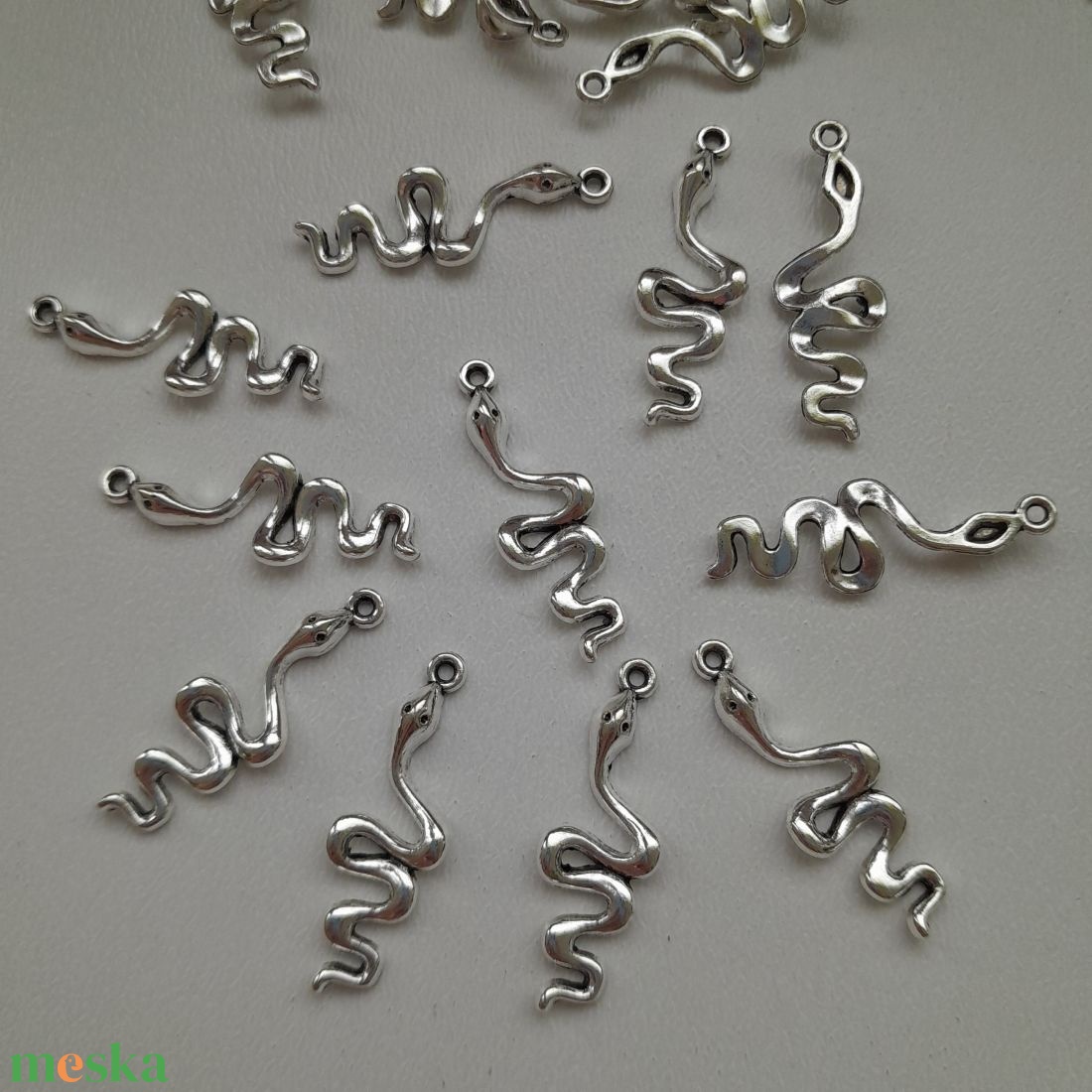 Fém medál - 29x10mm - kígyó - 10 db / csomag - antik ezüst szín - kellékek & szerszámok - ékszerkellék - medál csomag - Meska.hu Fém medál - 29x10mm - kígyó - 10 db / csomag - antik ezüst szín - kellékek & szerszámok - ékszerkellék - medál csomag - Meska.hu