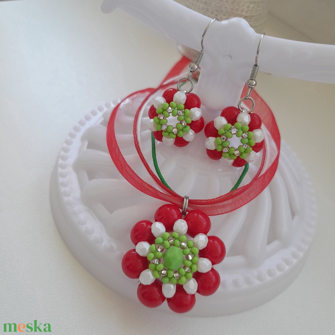 Nemzeti színű gyöngy medálos nyaklánc + fülbevaló - ékszer - nyaklánc - medálos nyaklánc - Meska.hu