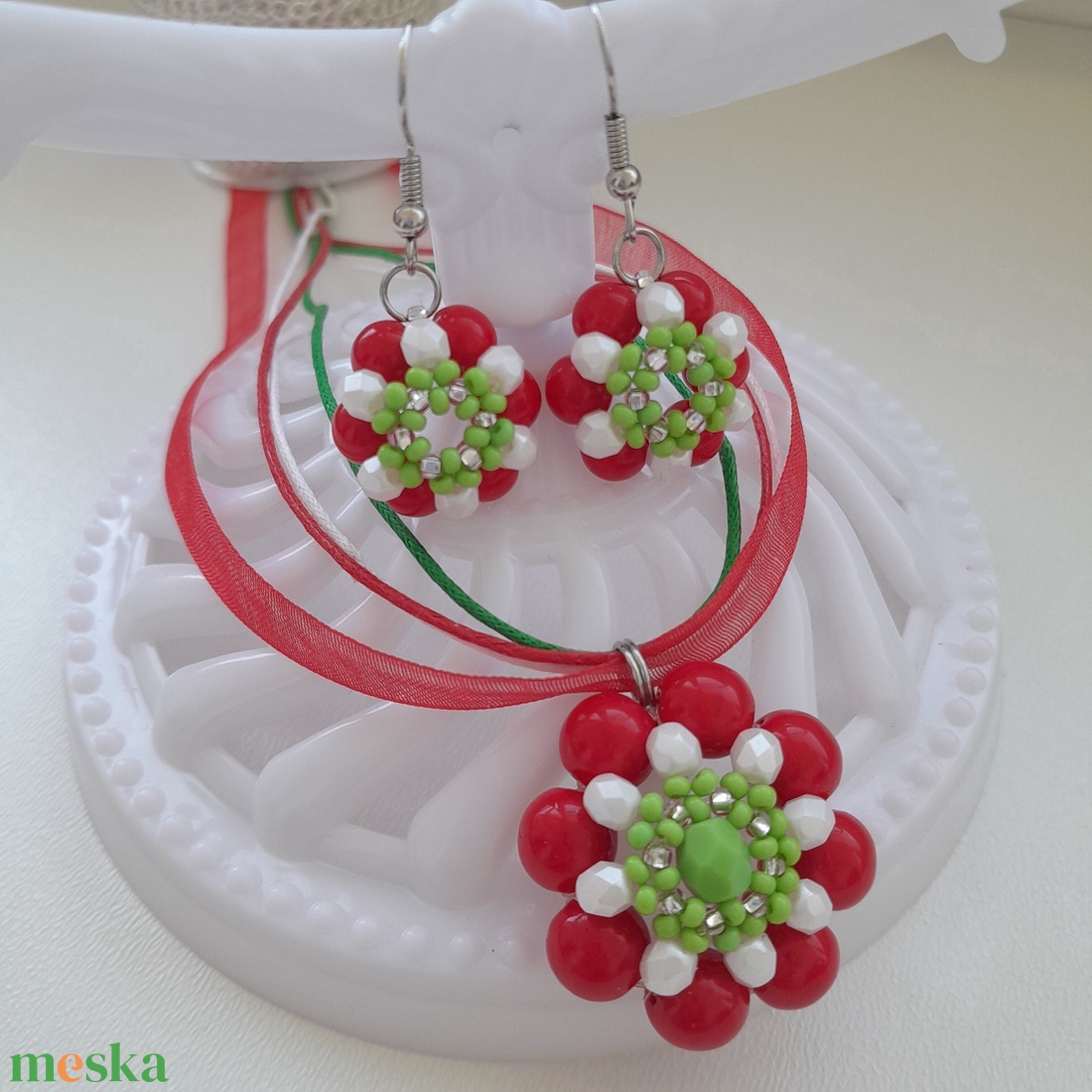 Nemzeti színű gyöngy medálos nyaklánc + fülbevaló - ékszer - nyaklánc - medálos nyaklánc - Meska.hu