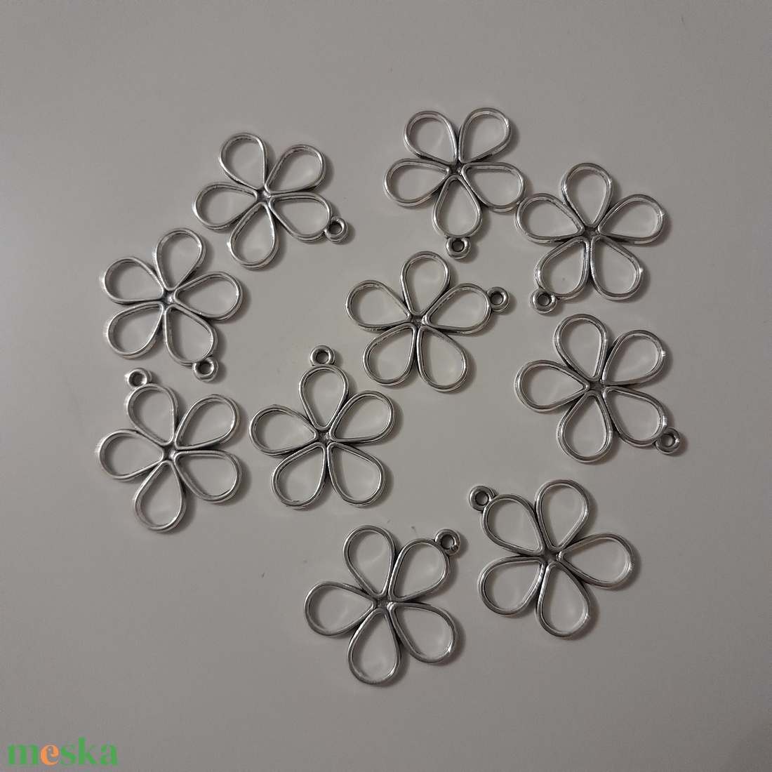 Fém medál - 19x17mm - virág - 10 db / csomag - antik ezüst szín - kellékek & szerszámok - ékszerkellék - medál csomag - Meska.hu