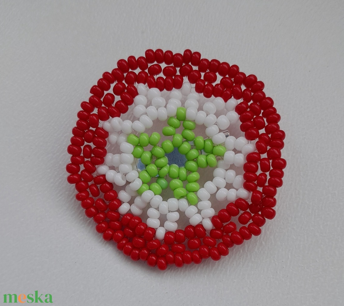 Nemzeti színű gyöngy kitűző, kokárda - ékszer - kitűző és bross - Meska.hu