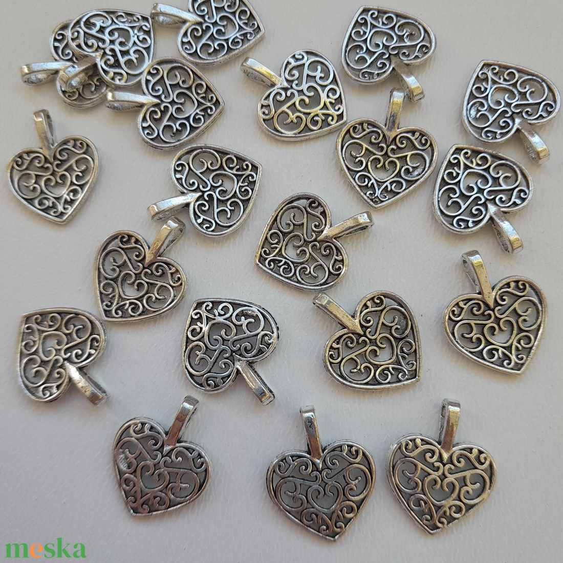 Fém medál - 17x14mm - szív - 10 db / csomag - antik ezüst szín - kellékek & szerszámok - ékszerkellék - medál csomag - Meska.hu Fém medál - 17x14mm - szív - 10 db / csomag - antik ezüst szín - kellékek & szerszámok - ékszerkellék - medál csomag - Meska.hu