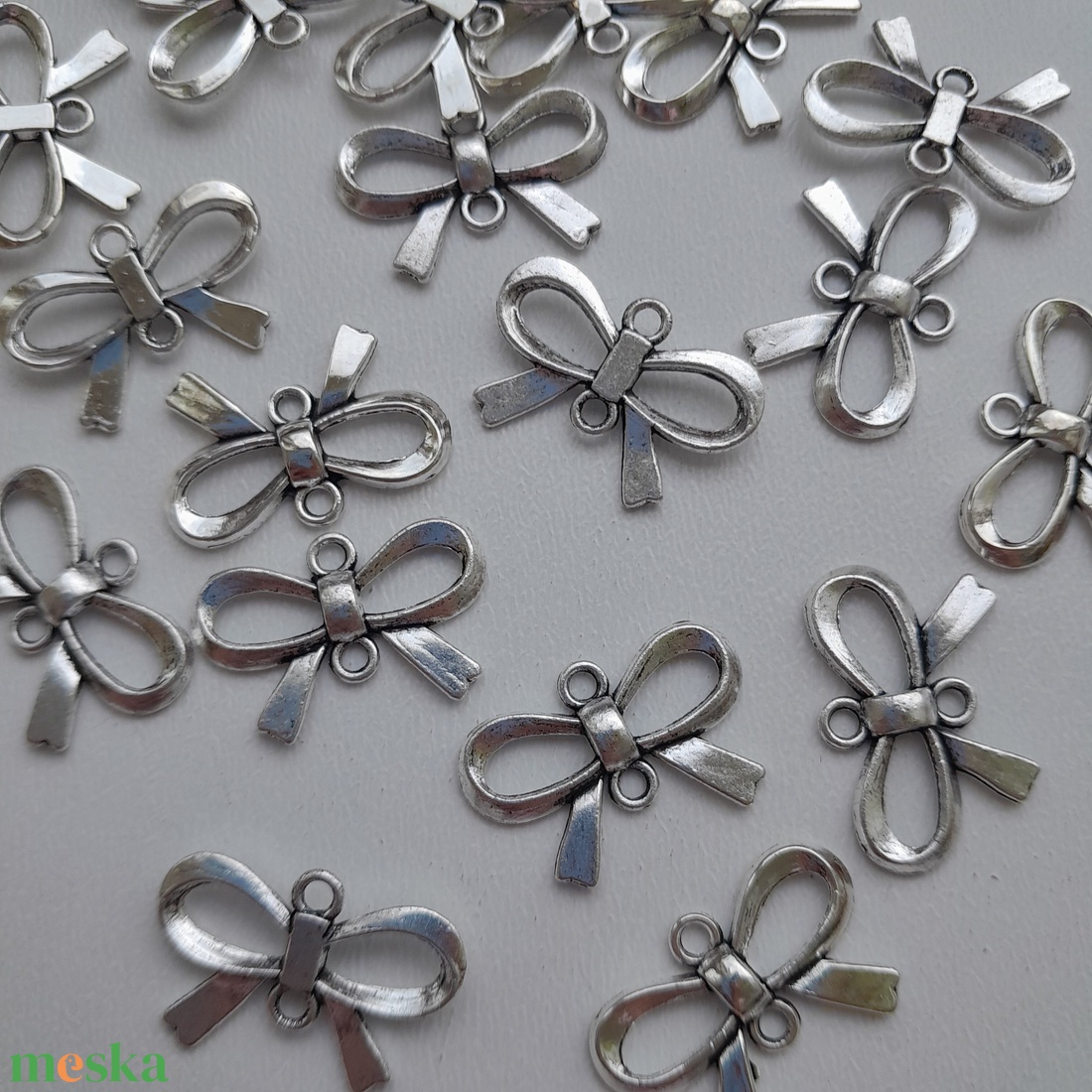 Fém medál, összekötő - 14x21mm - masni - 10 db / csomag - antik ezüst szín - kellékek & szerszámok - ékszerkellék - medál csomag - Meska.hu Fém medál, összekötő - 14x21mm - masni - 10 db / csomag - antik ezüst szín - kellékek & szerszámok - ékszerkellék - medál csomag - Meska.hu
