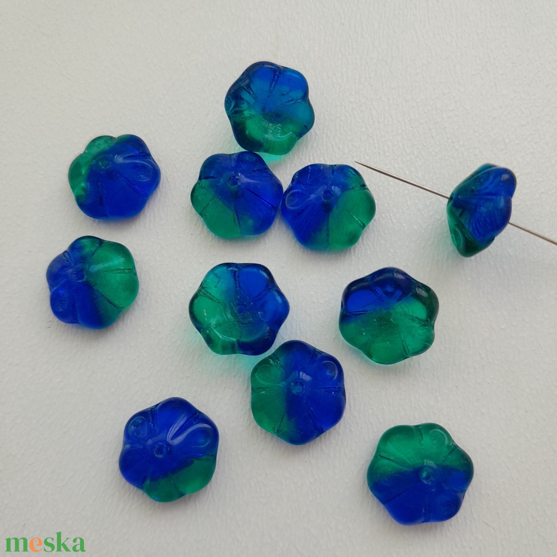 Cseh üveggyöngy virág, gyöngykupak - 12mm - 11 db / csomag - zöld-kék - kellékek & szerszámok - gyöngyfűzés kellékek - gyöngykupak - Meska.hu