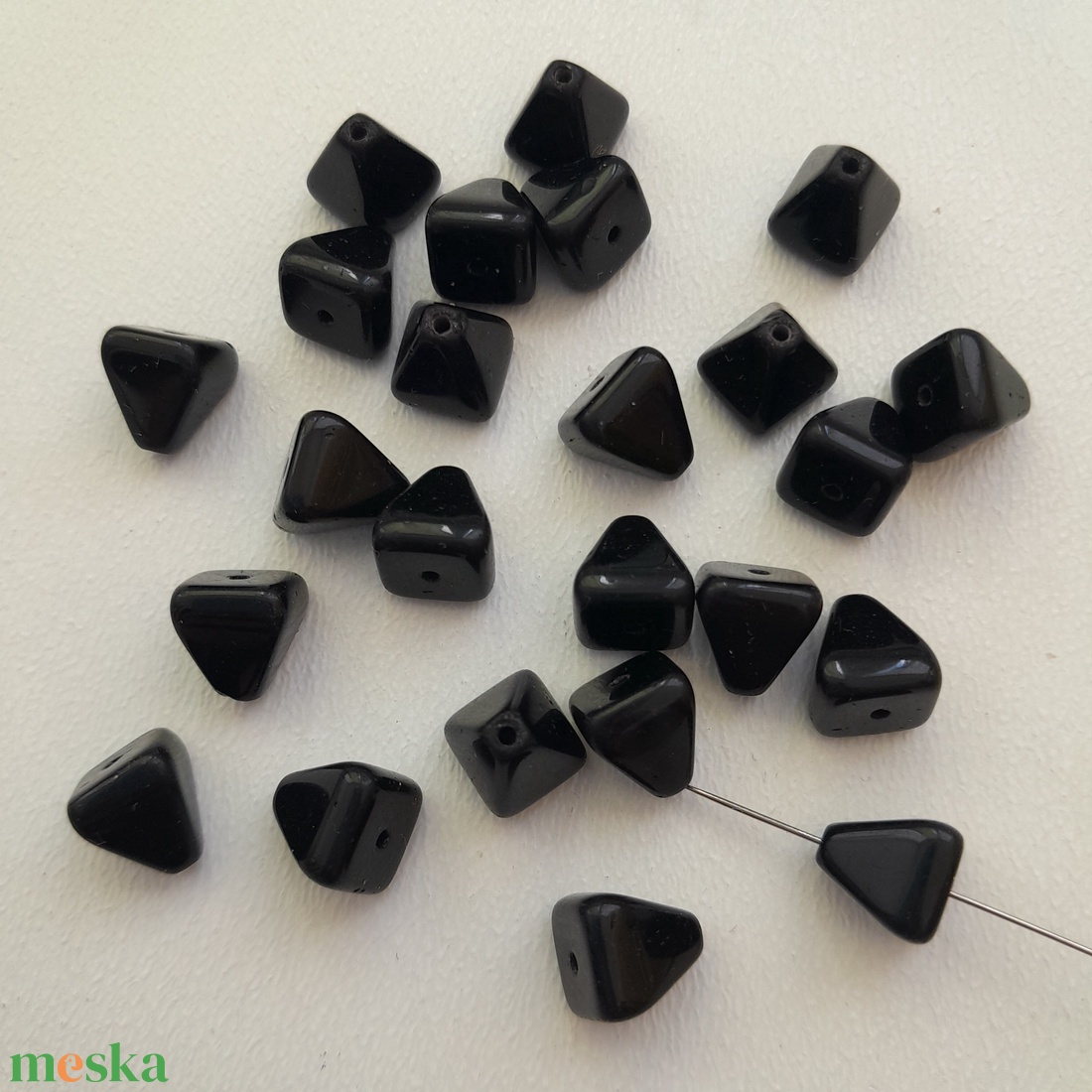 Cseh üveggyöngy - 8x8x8mm - 15 db / csomag - fekete - kellékek & szerszámok - gyöngyfűzés kellékek - üveggyöngy - Meska.hu