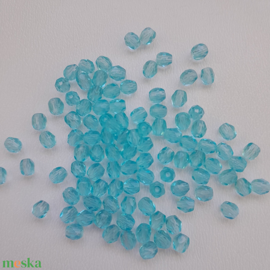 Cseh csiszolt üveggyöngy - 4mm - 100 db / csomag - világoskék - kellékek & szerszámok - gyöngyfűzés kellékek - üveggyöngy - Meska.hu