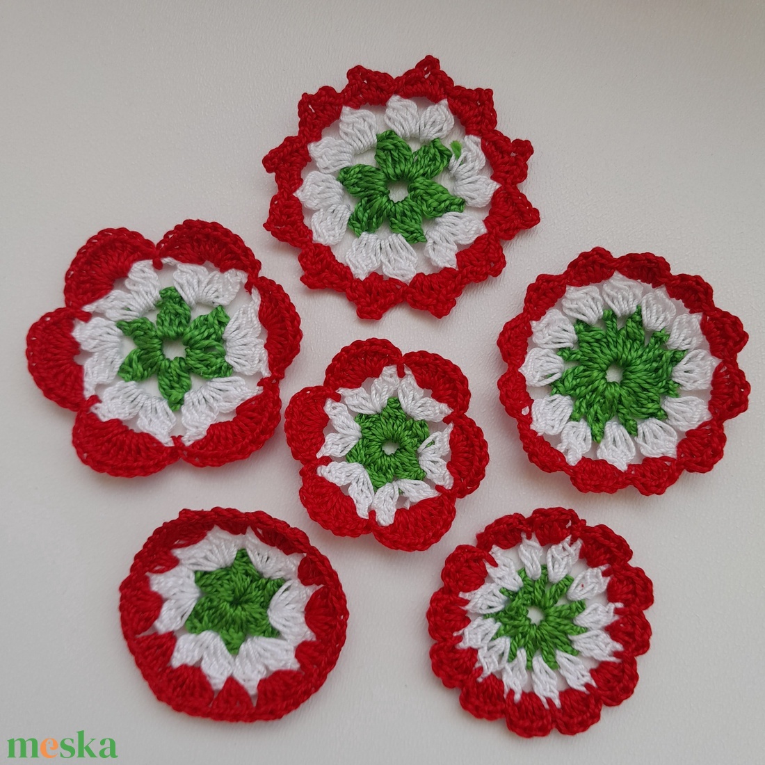 Nemzeti színű horgolt dísz, kokárda - 6 db / csomag - ékszer - kitűző és bross - Meska.hu
