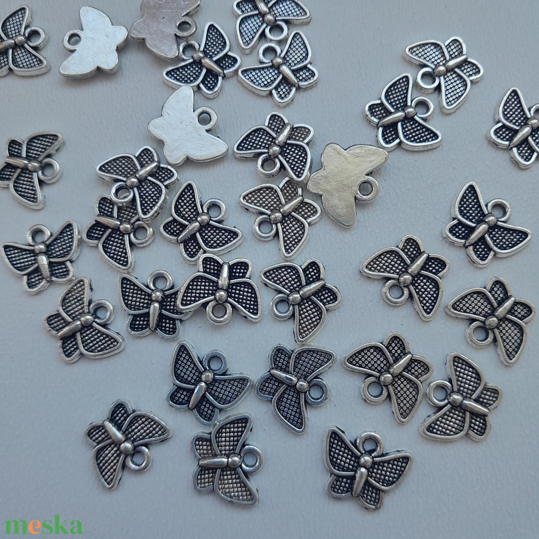 Fém medál - 10x12mm - pillangó - 10 db / csomag - antik ezüst szín - kellékek & szerszámok - ékszerkellék - medál csomag - Meska.hu Fém medál - 10x12mm - pillangó - 10 db / csomag - antik ezüst szín - kellékek & szerszámok - ékszerkellék - medál csomag - Meska.hu