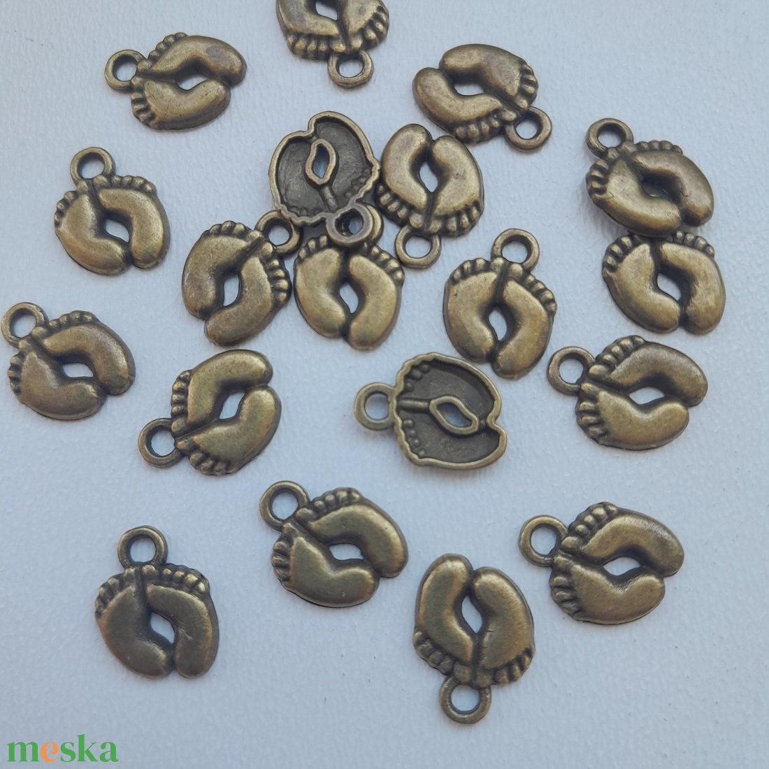 Fém medál - 14x10mm - talpacska - 10 db / csomag - sárgaréz szín - kellékek & szerszámok - ékszerkellék - medál csomag - Meska.hu