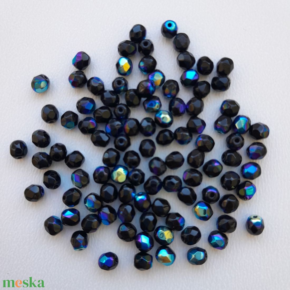 Cseh csiszolt üveggyöngy - 4mm - 100 db / csomag - színjátszós fekete - kellékek & szerszámok - gyöngyfűzés kellékek - üveggyöngy - Meska.hu