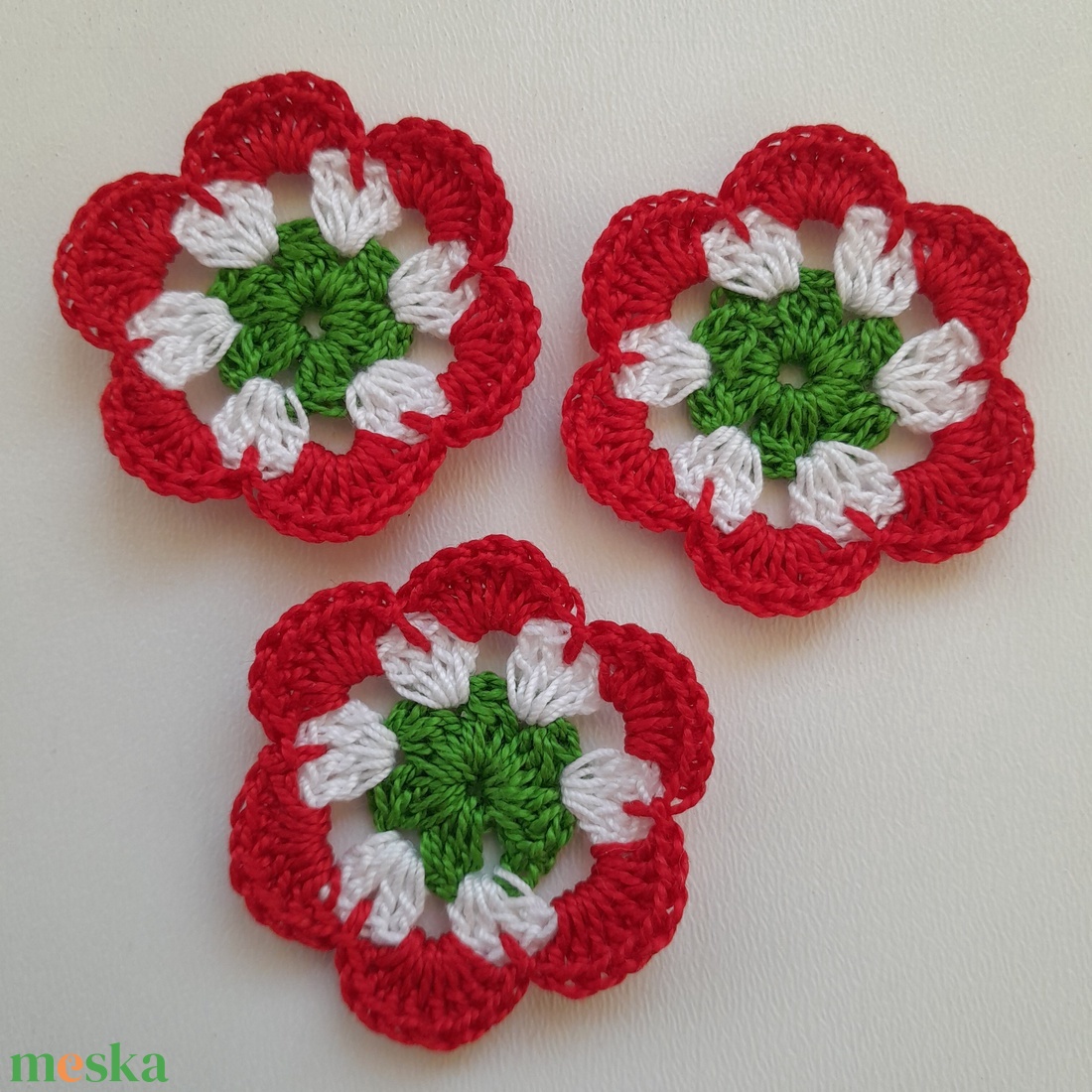 Nemzeti színű horgolt dísz, kokárda - ékszer - kitűző és bross - kitűző - Meska.hu Nemzeti színű horgolt dísz, kokárda - ékszer - kitűző és bross - kitűző - Meska.hu
