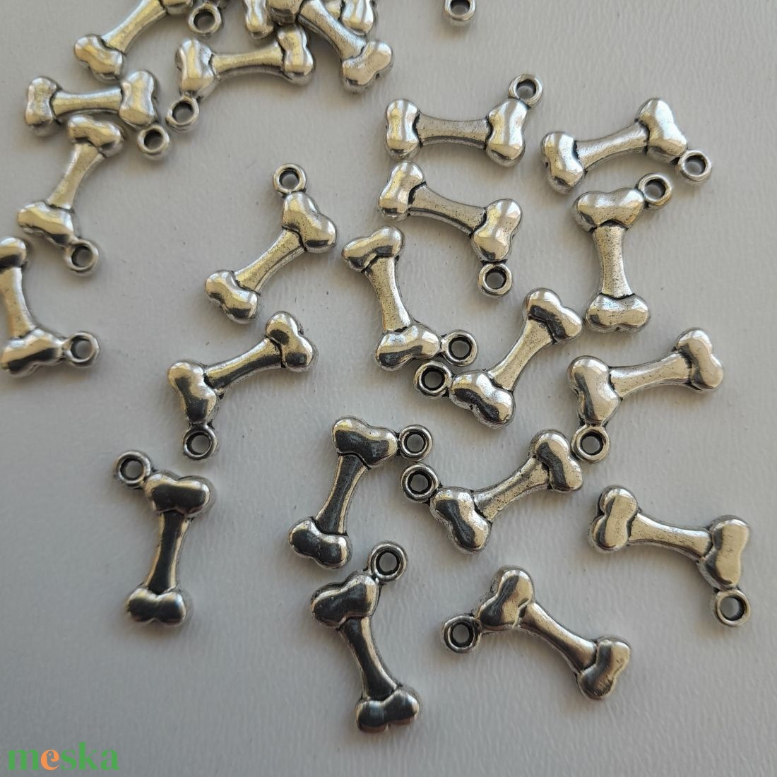 Fém medál - 17x11mm - csont - 10 db / csomag - antik ezüst szín - kellékek & szerszámok - ékszerkellék - medál csomag - Meska.hu Fém medál - 17x11mm - csont - 10 db / csomag - antik ezüst szín - kellékek & szerszámok - ékszerkellék - medál csomag - Meska.hu