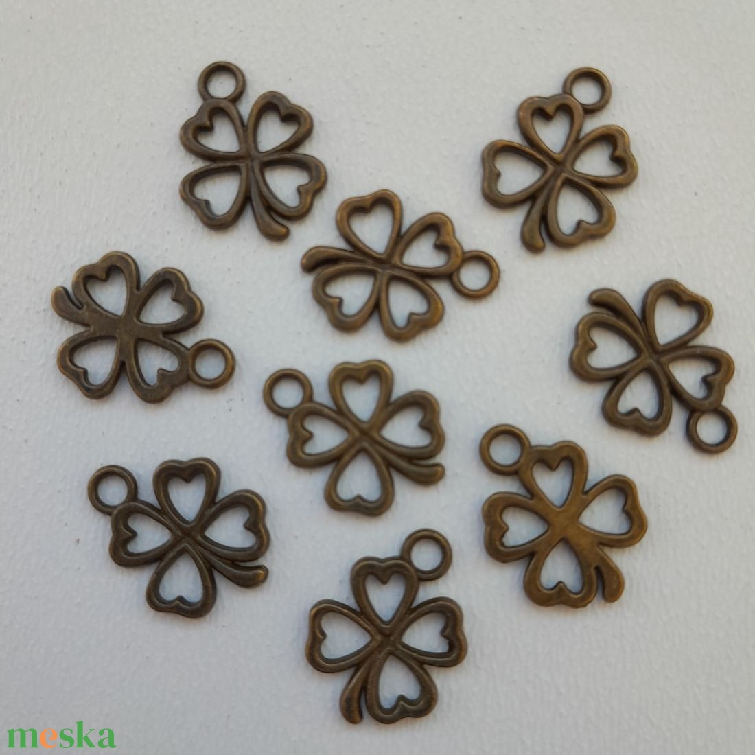 Fém medál - 16x12mm - lóhere  - 10 db / csomag - sárgaréz szín - kellékek & szerszámok - ékszerkellék - medál csomag - Meska.hu