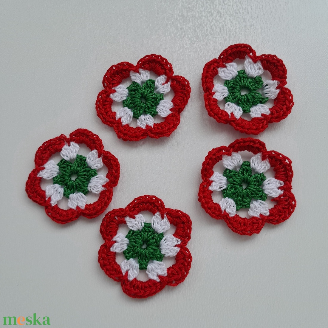 Nemzeti színű horgolt dísz, kokárda - ékszer - kitűző és bross - kitűző - Meska.hu Nemzeti színű horgolt dísz, kokárda - ékszer - kitűző és bross - kitűző - Meska.hu