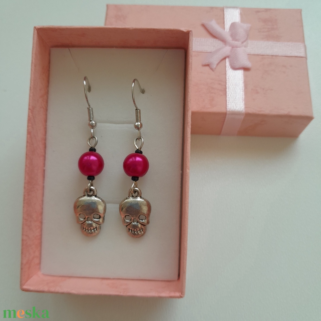 Koponyás fülbevaló - pink-fekete gyöngyökkel - ékszer - fülbevaló - lógó fülbevaló - Meska.hu