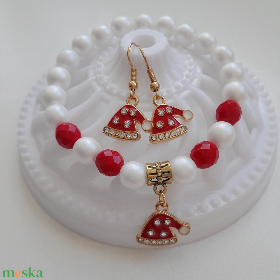 Mikulás sapka ékszerszett - karkötő, fülbevaló - ékszer - ékszerszett - Meska.hu