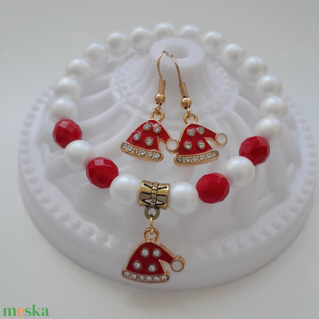 Mikulás sapka ékszerszett - karkötő, fülbevaló - ékszer - ékszerszett - Meska.hu