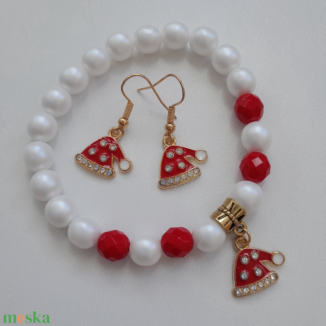 Mikulás sapka ékszerszett - karkötő, fülbevaló - ékszer - ékszerszett - Meska.hu