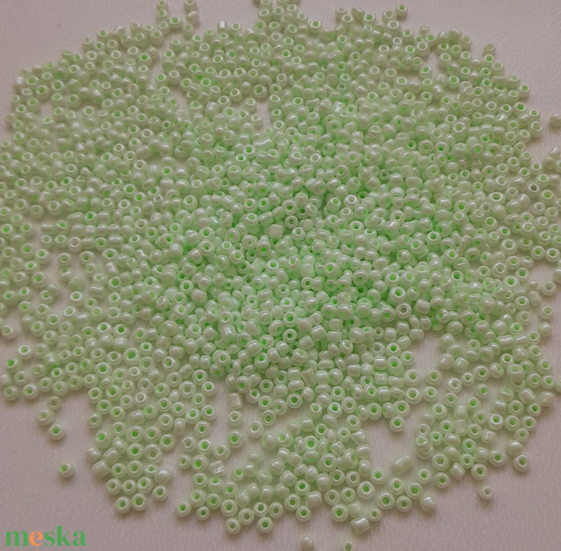 Kínai kásagyöngy - 2mm - 100 gramm / csomag - világoszöld - kellékek & szerszámok - gyöngyfűzés kellékek - kásagyöngy - Meska.hu