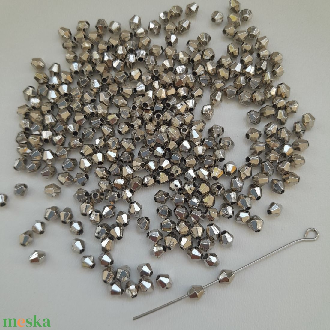 Akrilgyöngy - 4mm - fényes szürke- választható kiszerelés - kellékek & szerszámok - gyöngyfűzés kellékek - műanyag gyöngy - Meska.hu