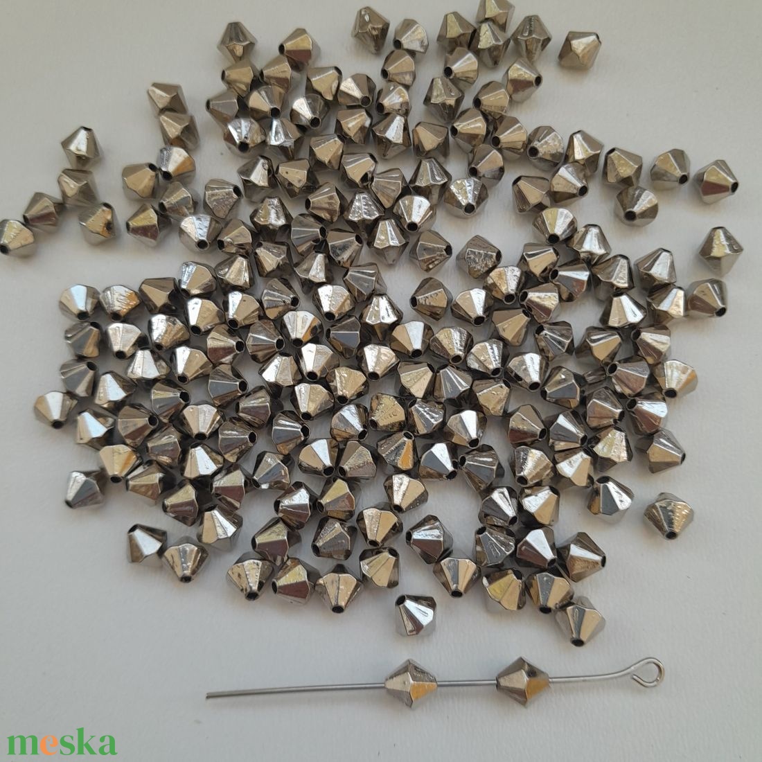 Akrilgyöngy - 6mm - fényes szürke- választható kiszerelés - kellékek & szerszámok - gyöngyfűzés kellékek - műanyag gyöngy - Meska.hu