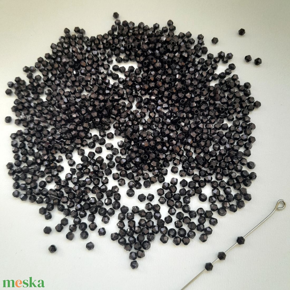 Akrilgyöngy - 2x3mm - 600 db / csomag - fekete - kellékek & szerszámok - gyöngyfűzés kellékek - műanyag gyöngy - Meska.hu