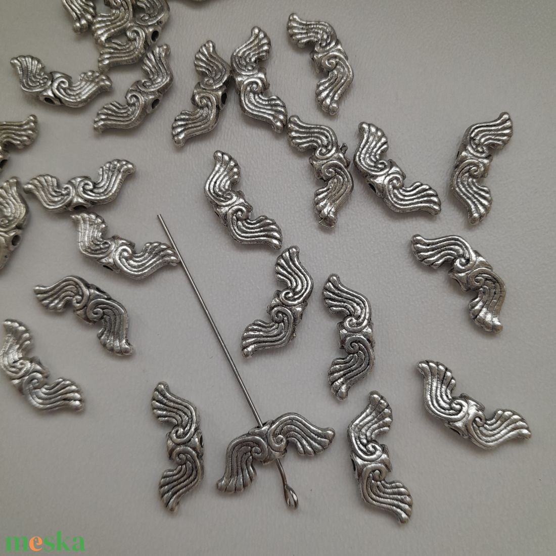 Fém angyalszárny köztes - 18x7mm - antik ezüst szín - választható kiszerelés - kellékek & szerszámok - ékszerkellék - charmok - Meska.hu