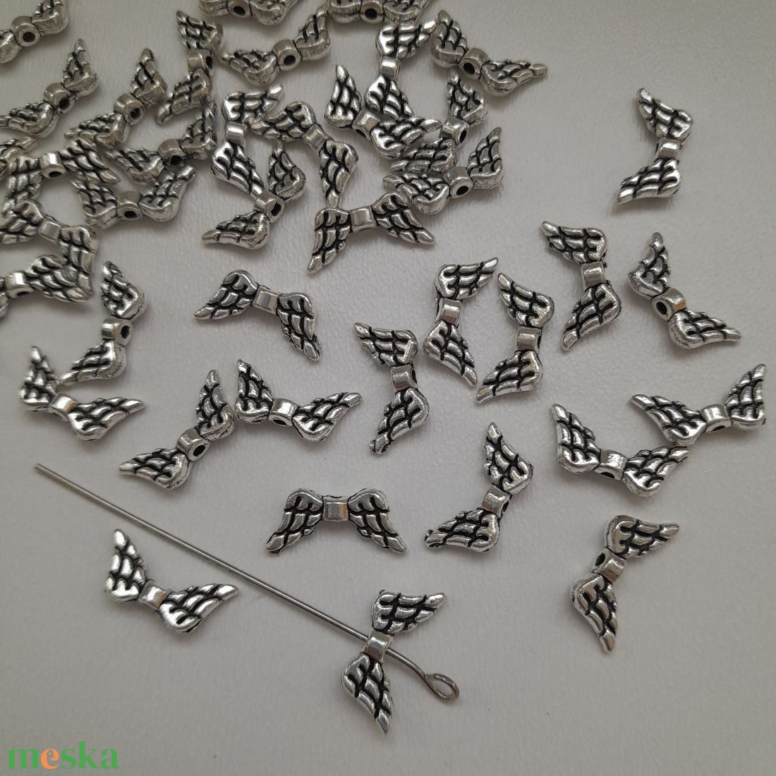 Fém angyalszárny köztes - 14x6mm - antik ezüst szín - választható kiszerelés - kellékek & szerszámok - ékszerkellék - charmok - Meska.hu