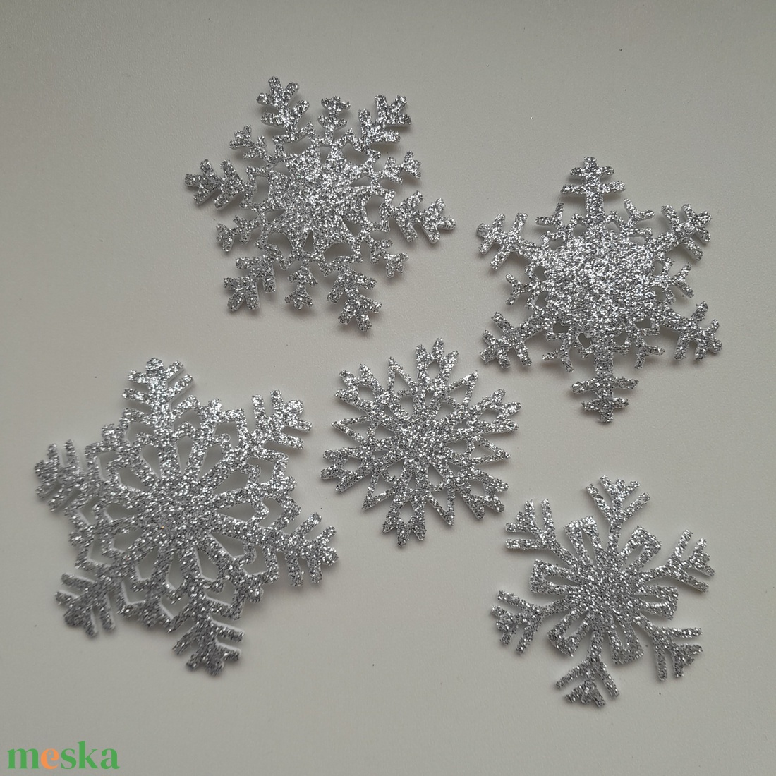 Csillogó dekorgumi hópihék - 25 db / csomag - ezüst - kellékek & szerszámok - dekorációs kellékek - egyéb kellékek - Meska.hu