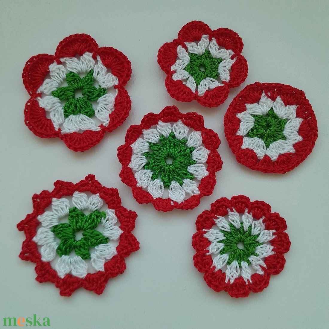 Nemzeti színű horgolt dísz, kokárda - 6 db / csomag - ékszer - kitűző és bross - Meska.hu