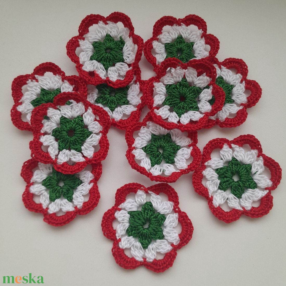 Nemzeti színű horgolt dísz, kokárda (85 db/csomag) - ékszer - kitűző és bross - Meska.hu